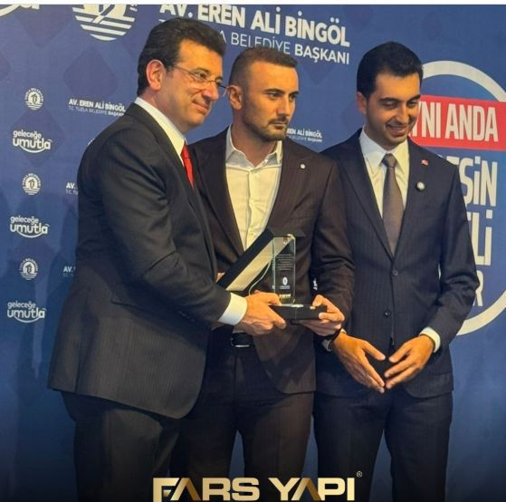 İşte mutluluğun resmi! Bir imzayla 150 milyonluk kamu zararı! - Resim : 1