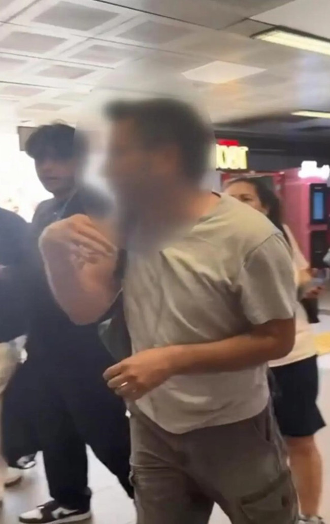 Metrobüs istasyonunda gizli çekim sapıklığı! Vatandaşlar suçüstü yakaladı - Resim : 1