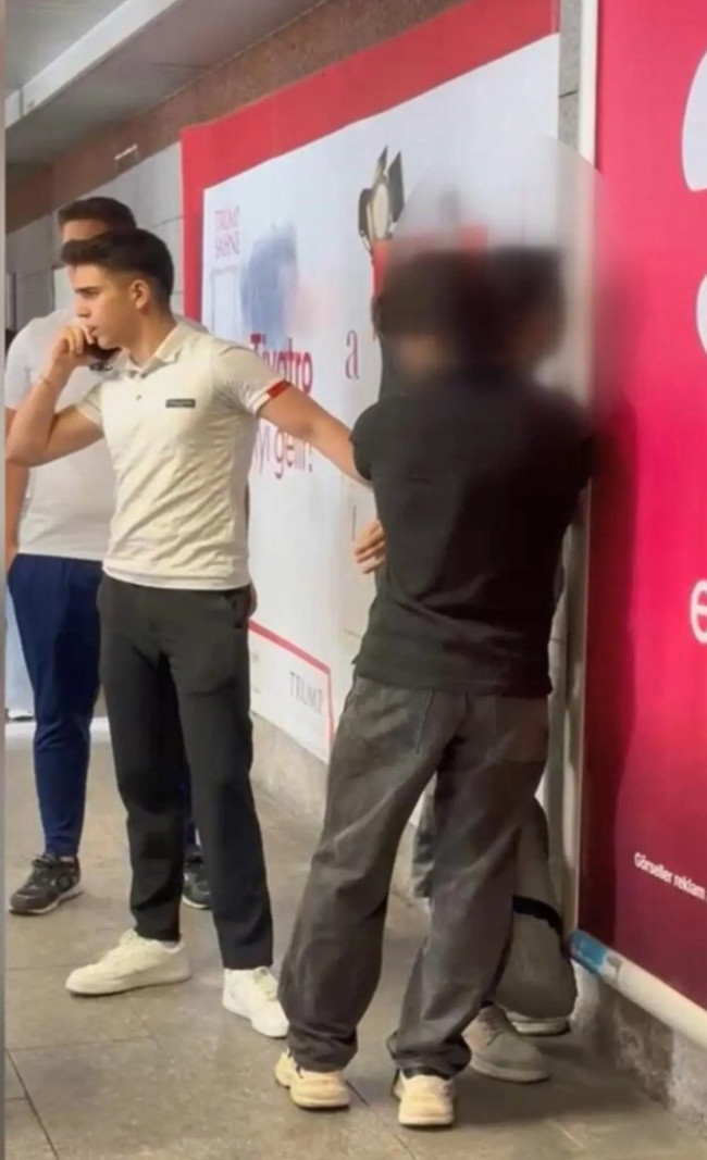 Metrobüs istasyonunda gizli çekim sapıklığı! Vatandaşlar suçüstü yakaladı - Resim : 3