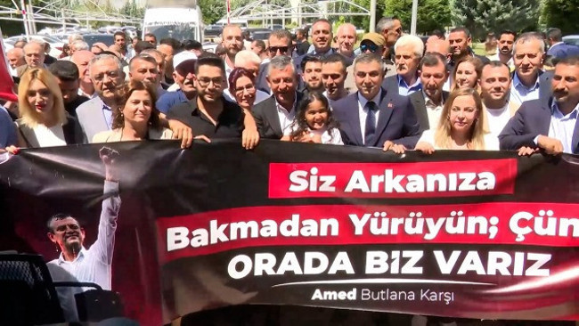 DEM Parti'nin kalesinde zılgıtlarla karşılandı! Pankart detayı dikkat çekti… - Resim : 3