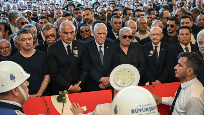 Ünlü sanatçı cenazedeki siyasetçilere isyan etti! "Bari burada..." - Resim : 2