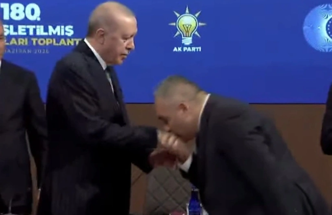 &Uuml;&ccedil; belediye başkanı AK Parti&rsquo;ye katıldı: Rozetlerini Erdoğan taktı - Resim : 3