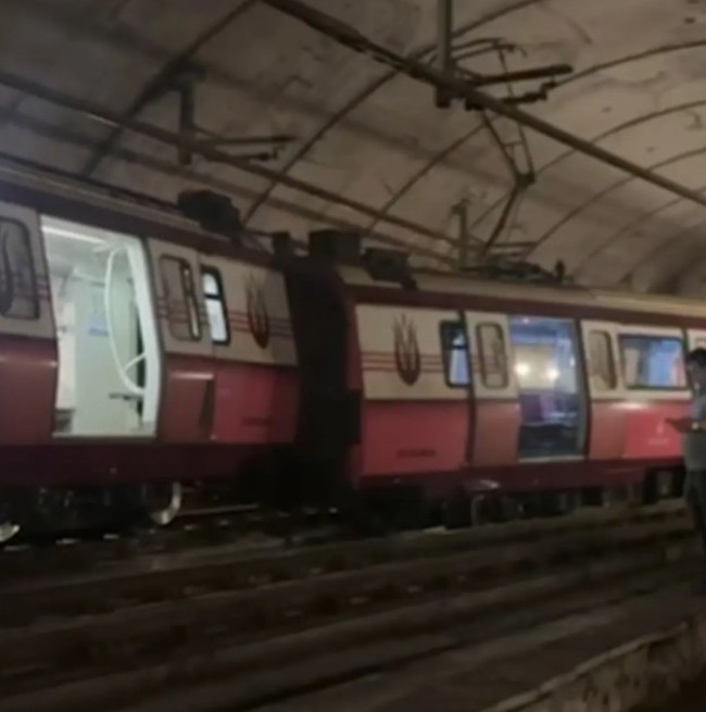 İstanbul'da metro raydan çıktı! Yolcular mahsur kaldı - Resim : 2