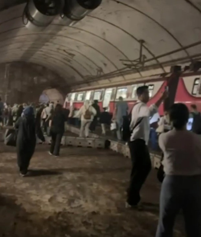 İstanbul'da metro raydan çıktı! Yolcular mahsur kaldı - Resim : 1
