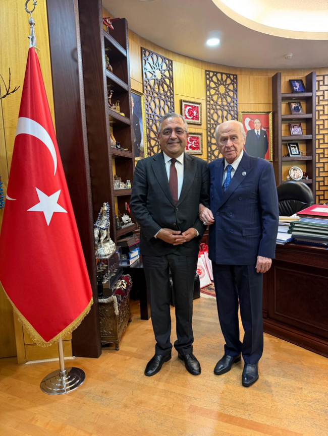 Devlet Bahçeli, CHP'li Tanrıkulu'nu ağırladı! Makam odasında kol kola poz verdiler! - Resim : 1