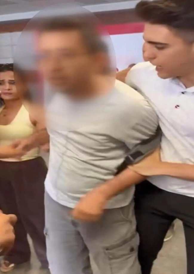 Metrobüs istasyonunda gizli çekim sapıklığı! Vatandaşlar suçüstü yakaladı - Resim : 2