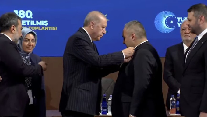 &Uuml;&ccedil; belediye başkanı AK Parti&rsquo;ye katıldı: Rozetlerini Erdoğan taktı - Resim : 2