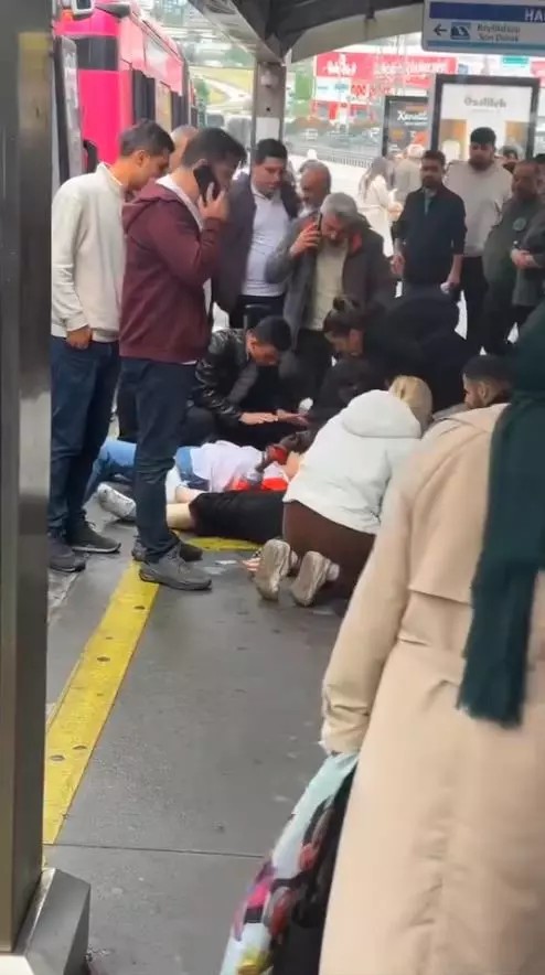 İstanbul'da iki metrobüs çarpıştı!  1 kişi öldü, 3'ü ağır 40 yaralı! - Resim : 3