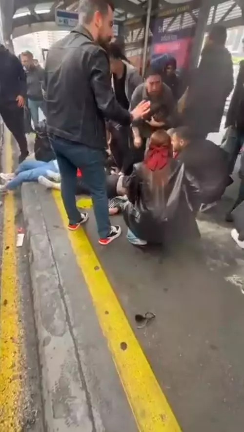 İstanbul'da iki metrobüs çarpıştı!  1 kişi öldü, 3'ü ağır 40 yaralı! - Resim : 2