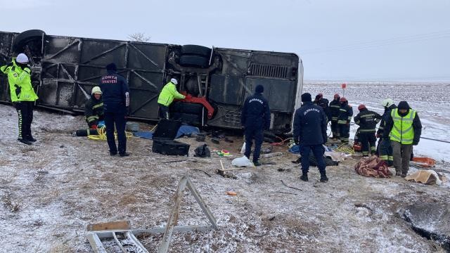 Konya'da buzlanma nedeniyle tur otobüsü devrildi: 5 ölü, 42 yaralı - Resim : 3