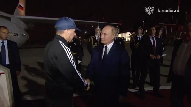 Rehineleri elinde çiçeklerle bekleyen Putin gözyaşlarını tutamadı! - Resim : 2