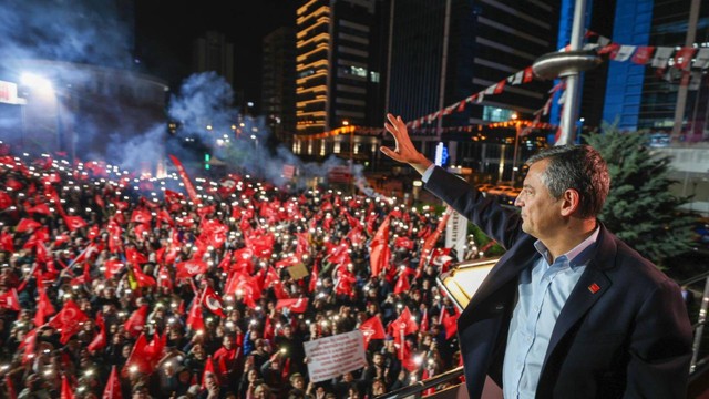 Özgür Özel'den 'asgari ücrete zam' çıkışı! Yüz binlerin önünde seslendi... - Resim : 1