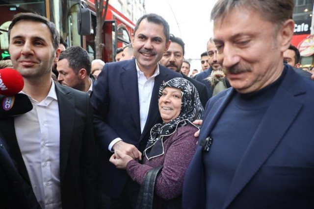 Kurum'un esnaf ziyaretinde gerginlik! Dansöz kıyafeti fırlatıp 'Hadi giydir bana' diye bağırdılar - Resim : 2