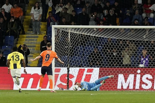 Fenerbahçe Başakşehir'i farklı mağlup etti! Puan farkı 5'e düştü... - Resim : 1