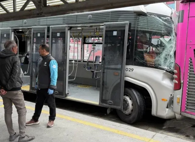 Korkunç kaza kamerada! Metrobüsten durağa böyle fırladılar! - Resim : 1