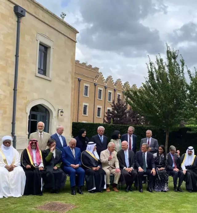 Hayrünnisa Gül'ün çantası İngiltere kralıyla sohbeti gölgede bıraktı - Resim : 1