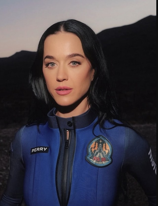 Döner dönmez yaptığı hareket dikkat çekti! Dünyaca ünlü şarkıcı Katy Perry uzaya gitti - Resim : 3