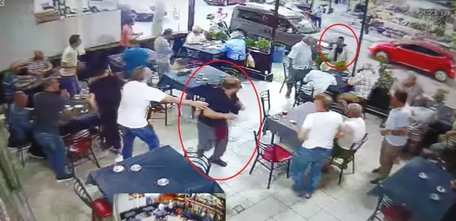 Yolda yürürken göğsünden bıçaklandı, sığındığı kahvehanede yere yığıldı - Resim : 1