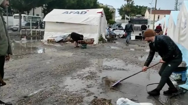 İskenderun'da depremzedeler zor anlar yaşadı! - Resim : 1
