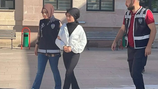 Küçük çocuğu dudağından öpmüştü! TikTok fenomeni istismardan tutuklandı - Resim : 1