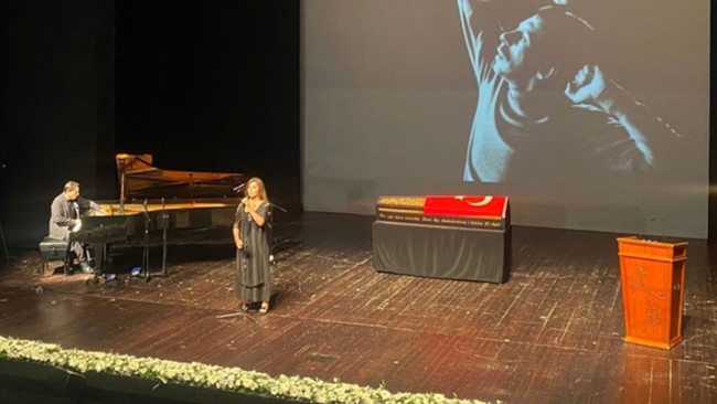 Usta sanatçı Genco Erkal'a veda: Binlerce kişi ayakta alkışladı - Resim : 1