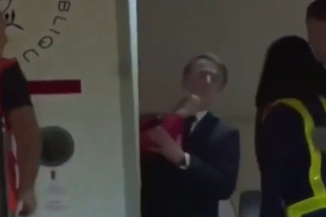 Fransa Cumhurbaşkanı Macron uçakta eşinden tokat yedi! O anlar kameraya yansıdı… - Resim : 1