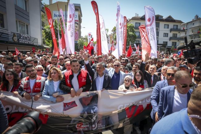 Özgür Özel, 19 Mayıs yürüyüşünde AKP gençliğine seslendi: 'Reisinizin elinden o topu geri alın' - Resim : 1
