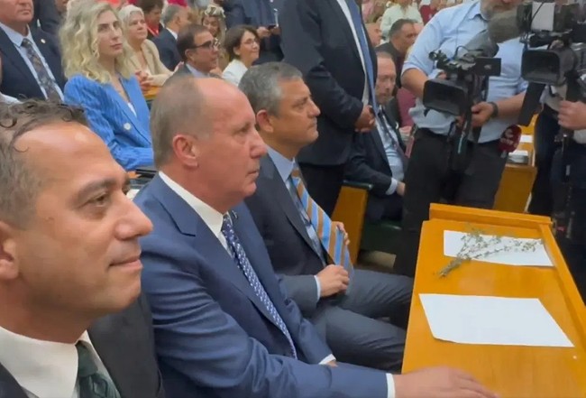 Muharrem İnce resmen CHP'de! Salona Özgür Özel ile birlikte geldi… - Resim : 2