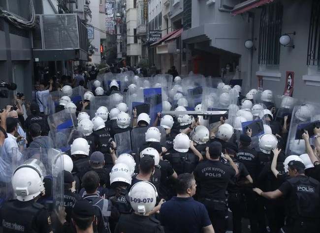 Gezi Parkı eylemlerinin 9. yılında Taksim'de arbede yaşandı: Çok sayıda gözaltı var - Resim : 3