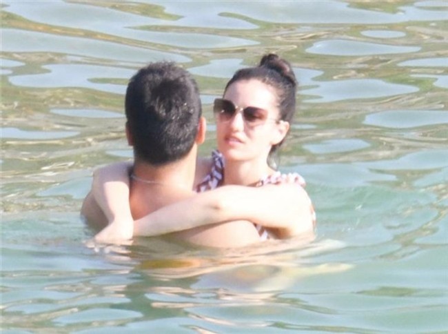 Fahriye Evcen - Burak Özçivit tatil sezonunu açtı! Denizde aşka geldiler - Resim : 2