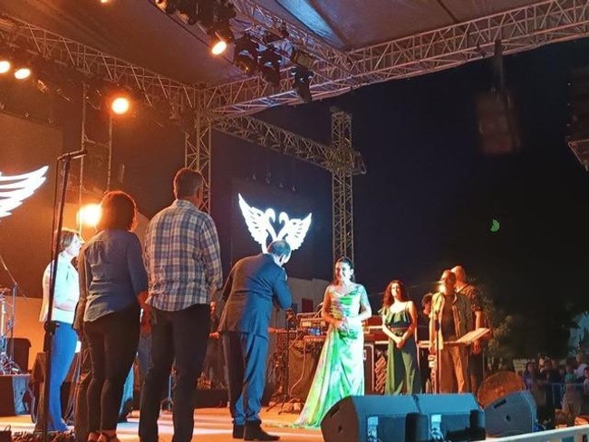 Melek Mosso'dan kendisine sarılmak isteyen başkana imalı yanıt! - Resim : 2