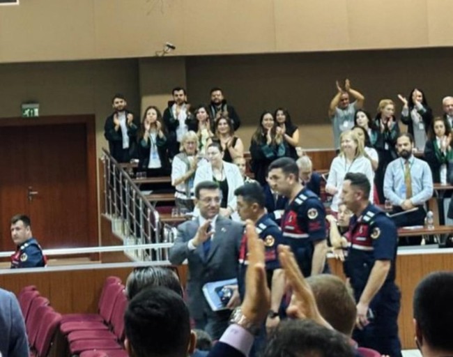 Ekrem İmamoğlu’ndan günler sonra yeni fotoğraf! Salona girerken sloganlar atıldı… - Resim : 1