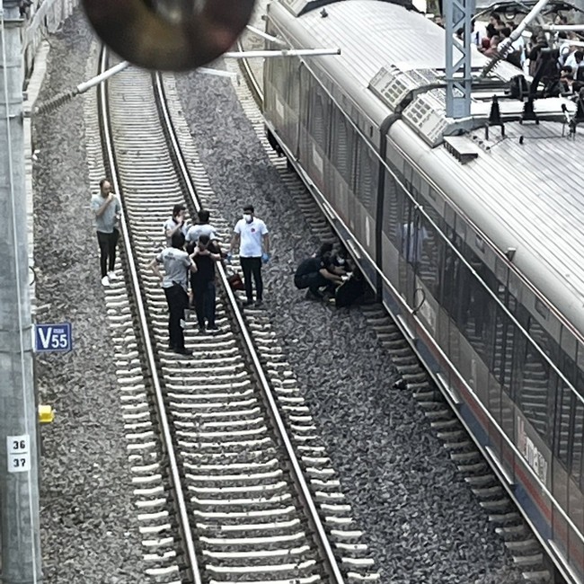 Marmaray'da korkunç intihar! Kız arkadaşıyla tartıştıktan sonra raylara atladı! - Resim : 1