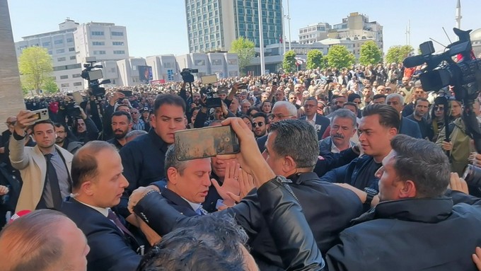 CHP lideri Özgür Özel'e yumruklu saldırı! O anlar kamerada - Resim : 1